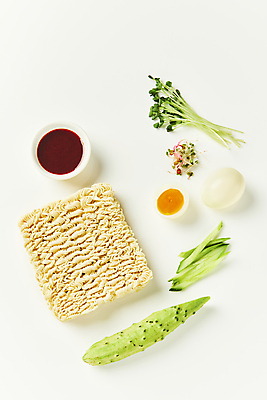 포토 JPG 스튜디오촬영 재료 오이 실내 사람없음 하이앵글 새싹 계란 양념 소스 분식 무순 비빔면 생라면 국내포토 식물 음식 뷰포인트 채소 내부 알 라면 새싹채소 파일형식