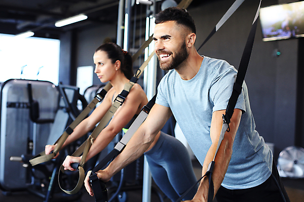 포토 JPG 해외이미지 커플 여자 남자 백그라운드 함께함 상반신 성인 두명 옆모습 운동복 운동 운동기구 헬스장 잡기 끈 당기기 보디빌더 성인만 해외포토 옷 뷰포인트 컨셉 관계 모션 건강 사람 헬스 보디빌딩 파일형식 이미지허브