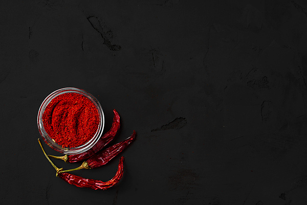 포토 JPG 해외이미지 식재료 검은배경 실내 사람없음 향신료 홍고추 고춧가루 말린고추 카피스페이스 해외포토 백그라운드 고추 내부 검은색 공백 가루 향미료 파일형식 이미지허브
