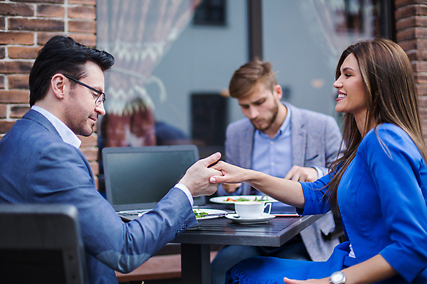 포토 JPG 해외이미지 직업 여자 행복 커피 음식 컨셉 인터넷 비즈니스 사업가 통신 탁자 노동자 거리 함께함 실내 미소 웃음 사람 앉기 성인 세명 친구 청춘 사무실 식당 우정 카페 시간 업무 비즈니스우먼 차 휴대용 종업원 고객 스마트 동료 긍정 점심식사 셀프 프리랜서 해외포토 감정 음료 가구 관계 모션 표정 내부 상점 식사 작업 직장인 오브젝트 파일형식 이미지허브