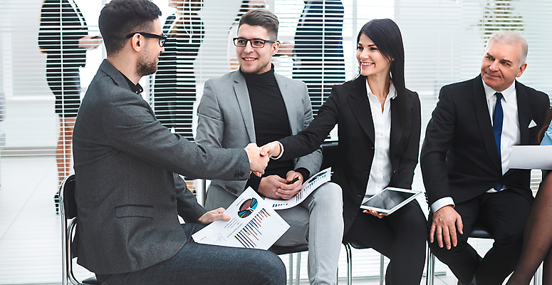 포토 JPG 해외이미지 직업 남자 종이 회사 비즈니스 사업가 통신 관계 협력 설계 악수 아이디어 사람 여러명 성인 금융 자료 인사 비즈니스맨 그룹 계획 토론 종업원 동료 계약 상담 경영자 문서 바쁨 청사진 소통 경영 세미나 프로젝트 콜라보레이션 해외포토 다수 컨셉 손짓 경제 예절 직장인 리더 파일형식 이미지허브