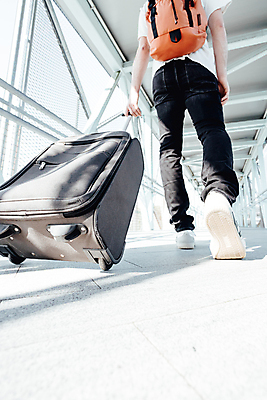 포토 JPG 해외이미지 백인 직업 남자 행복 감정 여행 셔츠 가방 비즈니스 사업가 휴식 수염 사람 세명 친구 스마트폰 핸드폰 유행 여행객 여행가방 짐 표현 도시 업무 비즈니스맨 역 공항 사이버 스마트 대문 펑키 단상 수하물 터미널 힙스터 해외포토 서양인 잡화 패션 컨셉 상의 관계 교통시설 전자제품 스마트기기 문 작업 직장인 파일형식 이미지허브