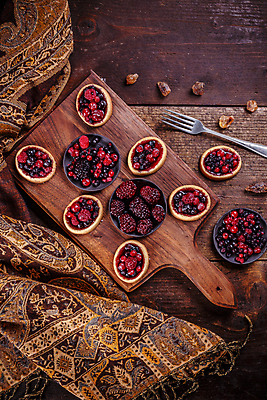 포토 JPG 해외이미지 열매 음식 백그라운드 과일 디저트 사람없음 목재 파란색 빛 케이크 식사 껍질 신선 달콤 굽기 크림 블루베리 산딸기 프랑스어 미니 커스터드 타르트 페스츄리 핸드메이드 맛있는 해외포토 나무 식물 문자 빵 컬러 재료 맛 구이 파이_빵 파일형식 이미지허브