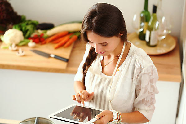포토 JPG 해외이미지 커플 응시 여자 행복 얼굴 음식 인터넷 채소 주택 실내 요리 한명 미소 독서 뷰티 알약 주방 식사 웹 앞치마 기쁨 방 흰색 잡기 네트워크 서핑 칼 자르기 무선전화기 책상 준비 전자 레시피 후추 패드 해외포토 1 시선 감정 컬러 가구 관계 모션 표정 사람 내부 건물 신체부위 약 수상스포츠 전화기 향신료 파일형식 이미지허브