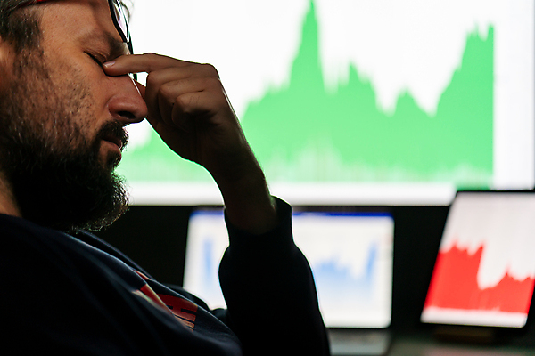 포토 JPG 해외이미지 돈 비즈니스 그래프 스트레스 피곤 한명 그래픽 금융 경제 컴퓨터 스크린 비즈니스맨 암호 주식 상인 분석 고민 투자 파산 데이터베이스 마케팅 부정적 분석가 우울증 위기 투자자 해외포토 직업 1 남자 감정 컨셉 사람 전자제품 직장인 재산 질병 파일형식 이미지허브