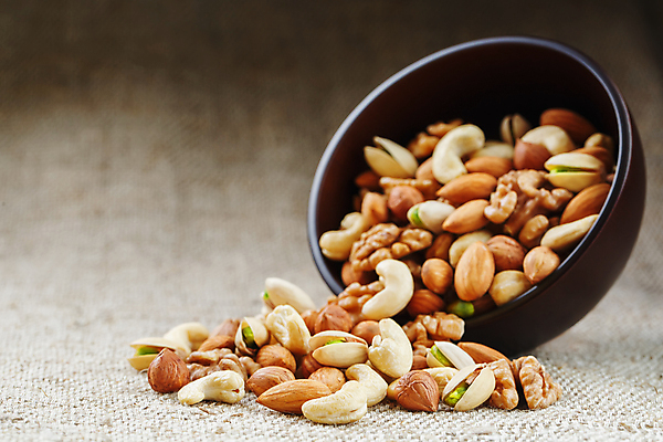 포토 JPG 해외이미지 회색배경 실내 사람없음 견과류 사발 혼합 유기농 땅콩 호두 아몬드 쏟아짐 캐슈넛 피스타치오 헤이즐넛 해외포토 웰빙 백그라운드 모션 내부 회색 사기그릇 파일형식 이미지허브