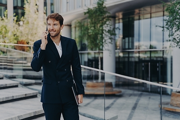 포토 JPG 해외이미지 백인 직업 1 응시 남자 유럽 포즈 생각 인터넷 회사 비즈니스 통신 성공 모바일 노동자 수염 말하기 대화 한명 서기 야외 건물 금융 스마트폰 알약 디지털 검은색 외침 잡기 업무 비즈니스맨 우아함 연결 집중 경영자 리더 전자 배려 정중 해외포토 서양인 건축물 시선 나라 컬러 컨셉 모션 사람 경제 핸드폰 스마트기기 약 소리 작업 직장인 파일형식 이미지허브