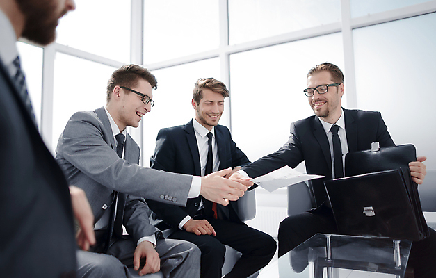 포토 JPG 해외이미지 백인 직업 남자 컨셉 회사 비즈니스 사업가 유리 탁자 성공 설계 함께함 실내 대화 사람 앉기 여러명 성인 사무실 업무 작업 비즈니스맨 자신감 그룹 계획 토론 종업원 동료 직원 경영자 문서 변호사 경영 프로젝트 해외포토 서양인 감정 가구 다수 관계 모션 재질 말하기 내부 직장인 리더 파일형식 이미지허브