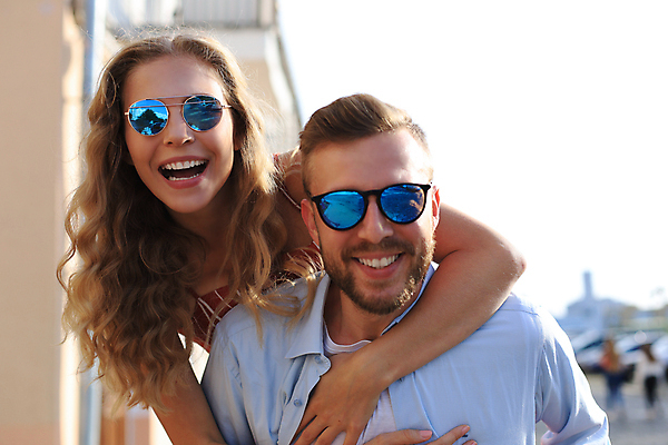 포토 JPG 해외이미지 커플 여자 남자 여행 거리 웃음 상반신 성인 야외 두명 앞모습 선글라스 업기 성인만 해외포토 안경 뷰포인트 관계 모션 표정 사람 파일형식 이미지허브