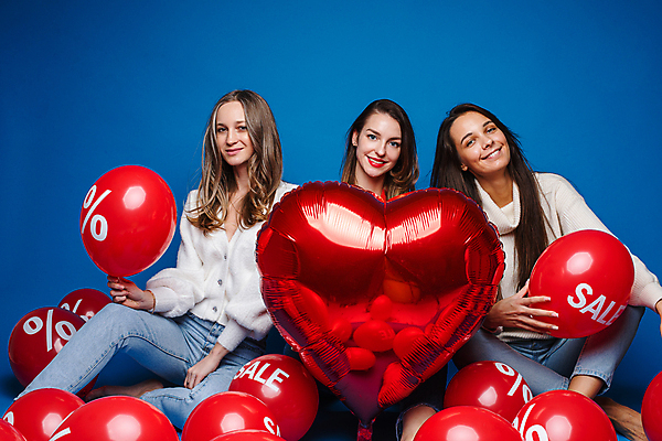 포토 JPG 해외이미지 백인 라이프스타일 옷 여자 행복 포즈 백그라운드 관계 함께함 3 사람 세명 친구 유행 세일 우정 기쁨 흰색 하트 시원함 날씬함 긍정 풍선 고립 스타일 해외포토 모양 서양인 감정 컬러 컨셉 생활 몸매 파일형식 이미지허브