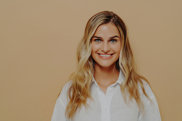 포토 JPG 해외이미지 백인 모델 1 응시 여자 행복 감정 얼굴 백그라운드 셔츠 오렌지 한명 미소 웃음 사람 성인 금발 뷰티 유행 카메라 기쁨 흰색 표현 웨이브 긍정 고립 직진 혼자 표현성 해외포토 서양인 헤어스타일 시선 컬러 컨셉 상의 과일 표정 신체부위 전자제품 파일형식 이미지허브