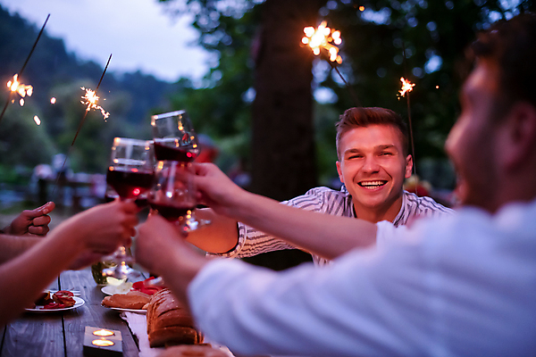 포토 JPG 해외이미지 라이프스타일 손 남자 행복 와인잔 휴가 함께함 들기 여러명 상반신 성인 야외 두명 앞모습 뒷모습 신체부위 파티 와인 저녁식사 우정 저녁 소프트포커스 건배 성인남자만 스파클라 해외포토 감정 뷰포인트 다수 컨셉 술잔 모션 주류 폭죽 촬영기법 사람 이벤트 생활 친구 식사 야간 남자만 성인만 파일형식 이미지허브