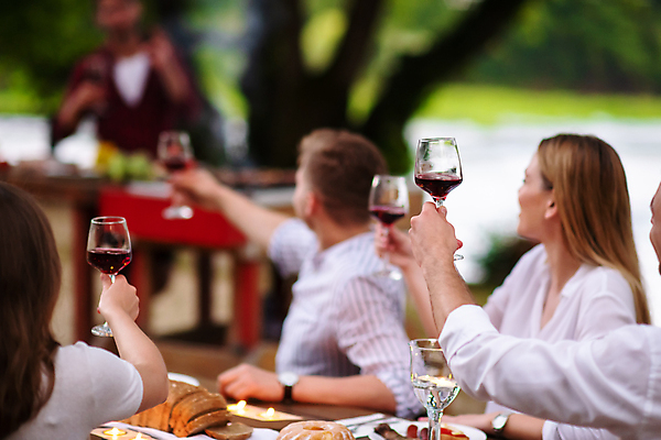 포토 JPG 해외이미지 라이프스타일 여자 남자 행복 와인잔 휴가 함께함 들기 여러명 상반신 성인 야외 옆모습 뒷모습 아웃포커스 여름 파티 와인 저녁식사 우정 소프트포커스 건배 성인만 해외포토 계절 감정 뷰포인트 다수 컨셉 술잔 모션 주류 촬영기법 사람 이벤트 생활 친구 식사 파일형식 이미지허브