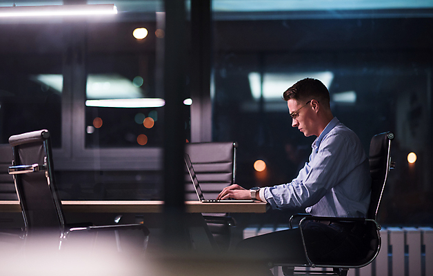 포토 JPG 해외이미지 서양인 남자 피곤 한명 앉기 상반신 성인 옆모습 노트북 사무실 타이핑 비즈니스맨 야간 집중 책상 바쁨 업무과다 야근 과로 심각 성인남자한명만 안경낌 해외포토 자연요소 외국인 1 안경 뷰포인트 가구 컨셉 비즈니스 모션 사람 전자제품 업무 직장인 남자한명만 성인남자만 파일형식 이미지허브