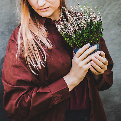 포토 JPG 해외이미지 식물 라이프스타일 계절 여자 꽃 백그라운드 꽃무늬 농업 자연 주택 관리 한명 사람 장식 초록색 금발 뷰티 갈색 정원 벚꽃 흰색 잡기 개화 냄비 꽃집 원예 내추럴 심기 원예사 해외포토 직업 1 헤어스타일 산업 컬러 무늬 모션 취미 건물 생활 상점 솥 생태계 파일형식 이미지허브