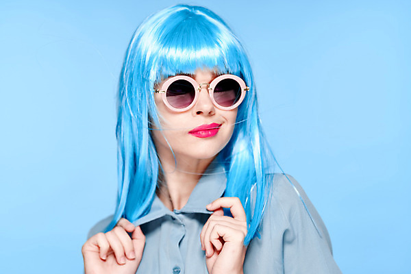 포토 JPG 해외이미지 여자 하늘색 한명 상반신 성인 앞모습 선글라스 잡기 가발 성인여자한명만 힙스터 해외포토 1 패션 안경 뷰포인트 모션 사람 파란색 여자한명만 성인여자만 파일형식 이미지허브