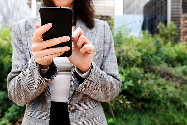 포토 JPG 해외이미지 주간 백인 직업 1 응시 컨셉 인터넷 사업가 통신 거리 관리 한명 서기 사람 야외 건물 스마트폰 핸드폰 사무실 타이핑 업무 비즈니스우먼 이메일 연결 체크무늬 바쁨 시티라이프 소셜미디어 카피스페이스 해외포토 자연요소 서양인 라이프스타일 건축물 시선 여자 무늬 비즈니스 모션 전자제품 스마트기기 공백 작업 직장인 파일형식 이미지허브