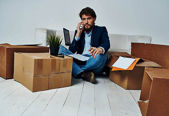 포토 JPG 해외이미지 전신 백인 남자 실내 한명 성인 앞모습 상자 소파 비즈니스맨 이사 가부좌 통화 이삿짐 성인남자한명만 해외포토 서양인 1 뷰포인트 의자 비즈니스 모션 사람 앉기 내부 직장인 남자한명만 성인남자만 파일형식 이미지허브