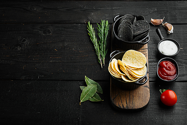 포토 JPG 해외이미지 방울토마토 검은배경 실내 사람없음 케첩 담기 로즈메리 감자칩 나무도마 월계수 해외포토 백그라운드 토마토 모션 도마 내부 목재 과자 검은색 소스_음식 칩_음식 허브 파일형식 이미지허브