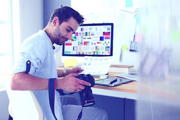 포토 JPG 해외이미지 직업 디자인 응시 남자 안경 백그라운드 인터넷 비즈니스 한명 사람 앉기 내부 그래픽 노트북 스마트폰 컴퓨터 사무실 유행 카메라 비즈니스맨 비즈니스우먼 기자 신문 잡지 작음 사진사 스마트 그림 경영자 부름 온라인 주인 이슈 표제 해외포토 1 시선 잡화 여자 컨셉 모션 간행물 전자제품 핸드폰 스마트기기 직장인 뉴스 크기 작가 리더 파일형식 이미지허브