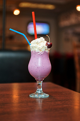 포토 JPG 해외이미지 빨대 사람없음 아웃포커스 체리 냉음료 스무디 휘핑크림 해외포토 음료 과일 촬영기법 크림 휘핑 파일형식 이미지허브