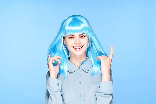 포토 JPG 해외이미지 여자 하늘색 밝음 한명 미소 상반신 성인 앞모습 가발 성인여자한명만 힙스터 해외포토 1 패션 뷰포인트 표정 사람 파란색 여자한명만 성인여자만 파일형식 이미지허브