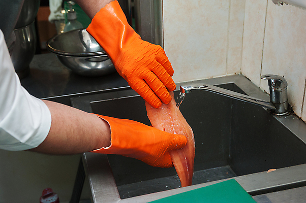 포토 JPG 해외이미지 접시 장갑 재료 요리 사람없음 요리사 젖음 신선 잡기 칼 떨어짐 보호 씻기 계산대 해산물 싱크대 준비 연어 해외포토 직업 식기 잡화 컨셉 모션 어류 청결 개수대 파일형식 이미지허브