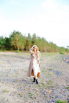 포토 JPG 해외이미지 백인 모델 라이프스타일 드레스 옷 여자 행복 얼굴 모래 포즈 거리 한명 미소 사람 성인 야외 빨간색 초록색 뷰티 유행 걷기 코트 흰색 화려 우아함 닫기 입술 스타일 수평선 해외포토 서양인 1 감정 컬러 컨셉 모션 표정 생활 신체부위 외투 파일형식 이미지허브