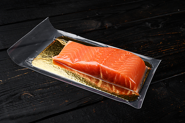 포토 JPG 해외이미지 재료 사람없음 신선 상품 해산물 준비 연어 팩 패키지 내추럴 진공 나무배경 해외포토 백그라운드 어류 화장품 파일형식 이미지허브