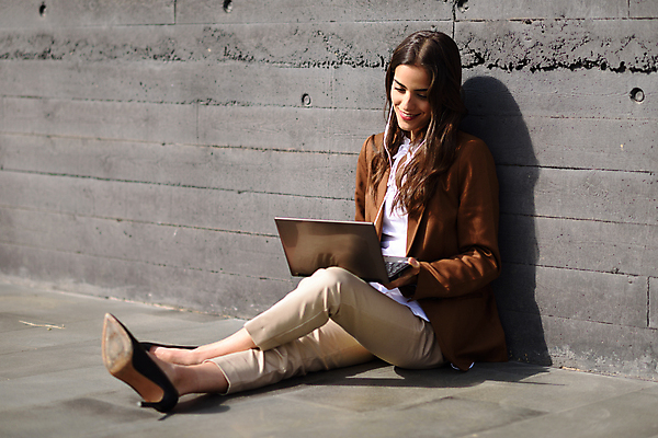 포토 JPG 해외이미지 백인 직업 헤어스타일 응시 옷 여자 행복 벽 이어폰 비즈니스 성공 바닥 직장 한명 미소 사람 앉기 성인 야외 노트북 컴퓨터 뷰티 우주 헤드폰 재킷 비즈니스우먼 자신감 웨이브 경영 정중 직진 해외포토 서양인 1 시선 감정 음향기기 컨셉 회사 모션 표정 전자제품 외투 직장인 파일형식 이미지허브