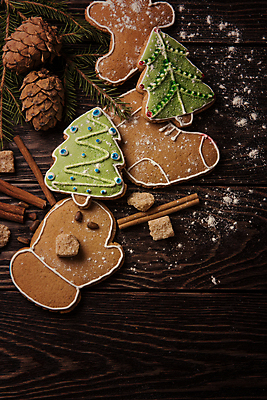 포토 JPG 해외이미지 크리스마스 실내 사람없음 쿠키 솔방울 크리스마스트리모양쿠키 진저쿠키 나무배경 해외포토 기념일 백그라운드 디저트 내부 파일형식 이미지허브