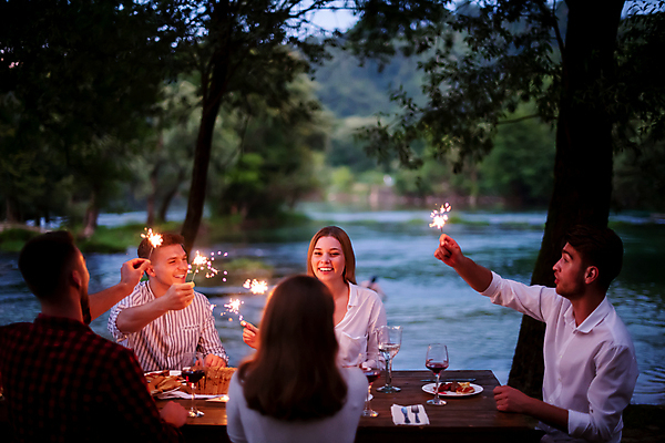 포토 JPG 해외이미지 라이프스타일 여자 남자 행복 휴가 함께함 들기 여러명 상반신 성인 야외 앞모습 옆모습 뒷모습 파티 저녁식사 우정 저녁 성인만 스파클라 해외포토 감정 뷰포인트 다수 컨셉 모션 폭죽 사람 이벤트 생활 친구 식사 야간 파일형식 이미지허브