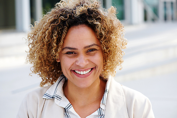 포토 JPG 해외이미지 모델 1 라이프스타일 응시 여자 행복 얼굴 백그라운드 한명 미소 웃음 사람 성인 야외 뷰티 유행 우주 검은색 표현 도시 시원함 노려봄 굴곡 섞기 스타일 해외포토 시선 감정 컬러 표정 생활 신체부위 파일형식 이미지허브