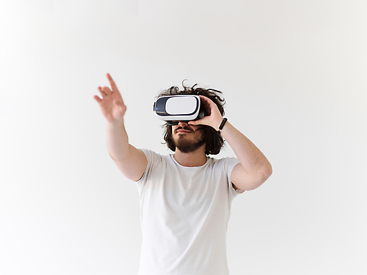 포토 JPG 해외이미지 남자 미래 한명 손짓 상반신 성인 앞모습 흰색 성인남자한명만 VR기기 해외포토 1 뷰포인트 컬러 컨셉 모션 사람 기계 가상현실 남자한명만 성인남자만 파일형식 이미지허브