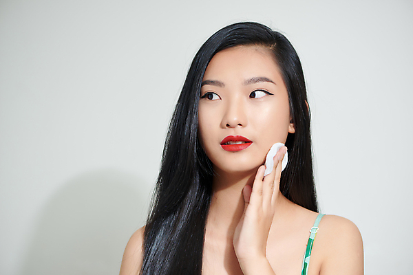 포토 JPG 해외이미지 응시 여자 회색배경 실내 한명 들기 상반신 성인 앞모습 뷰티 닦기 화장솜 성인여자한명만 해외포토 1 시선 뷰포인트 백그라운드 모션 사람 내부 회색 화장용품 여자한명만 성인여자만 파일형식 이미지허브