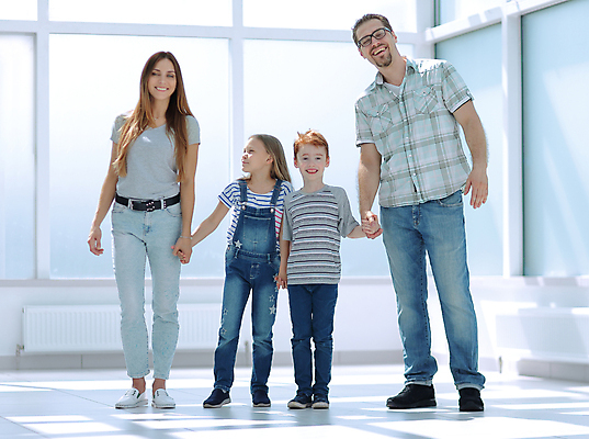 포토 JPG 해외이미지 전신 라이프스타일 여자 남자 딸 행복 어린이 가족 남편 함께함 실내 사랑 서기 소년 여러명 성인 앞모습 손잡기 아내 해외포토 감정 뷰포인트 다수 컨셉 관계 모션 사람 내부 생활 파일형식 이미지허브