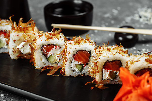 포토 JPG 해외이미지 전통 접시 아시아 음식 백그라운드 젓가락 밥 오이 치즈 새우 건강 어류 요리 동양인 사람없음 세트 식당 일본 검은색 식사 저녁식사 초밥 회 흰색 신선 잡기 해조류 두루마리 고추냉이 참치 먹기 장어 해산물 메뉴 날것 롤 캘리포니아 연어 생강 아보카도 점심식사 대두 부스러기 캐비아 해외포토 식기 나라 컬러 채소 과일 식재료 모션 유제품 수저 갑각류 인종 상점 미국 수중동물 양념 해양식물 일본음식 파일형식 이미지허브