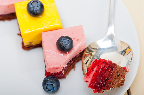 포토 JPG 해외이미지 접시 디저트 사람없음 숟가락 달콤 블루베리 무스케이크 해외포토 식기 음식 과일 수저 케이크 맛 파일형식 이미지허브