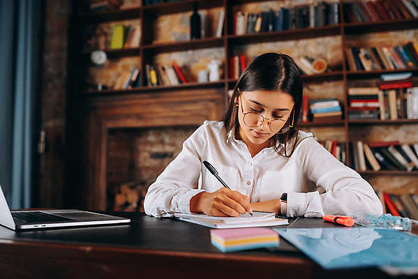 포토 JPG 해외이미지 백인 직업 여자 안경 비즈니스 탁자 직장 실내 한명 미소 사무실 공책 기록 업무 비즈니스우먼 종업원 책상 경영자 예술가 경영 스펙트럼 해외포토 서양인 1 잡화 가구 회사 문구용품 표정 사람 내부 작업 직장인 리더 파일형식 이미지허브