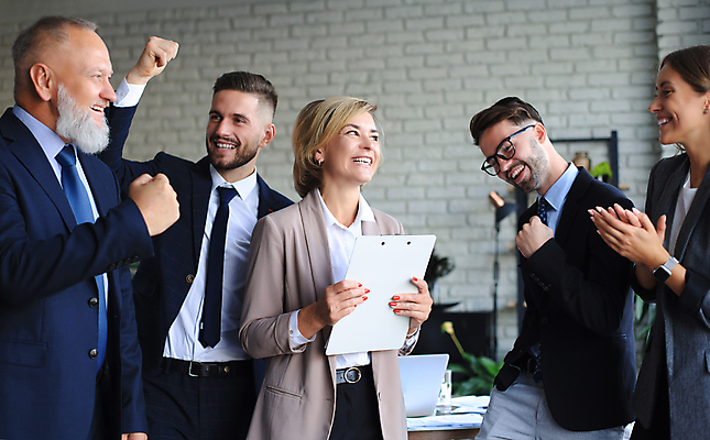 포토 JPG 해외이미지 백인 여자 남자 비즈니스 실내 사람 여러명 상반신 성인 앞모습 옆모습 사무실 손들기 기쁨 비즈니스맨 비즈니스우먼 박수 성인만 해외포토 서양인 감정 뷰포인트 다수 모션 손짓 내부 직장인 파일형식 이미지허브