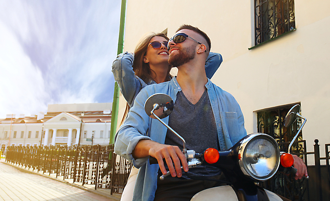 포토 JPG 해외이미지 커플 여자 남자 창문 거리 웃음 상반신 성인 야외 두명 건물 울타리 선글라스 스쿠터 성인만 해외포토 건축물 안경 관계 표정 사람 담장 오토바이 파일형식 이미지허브