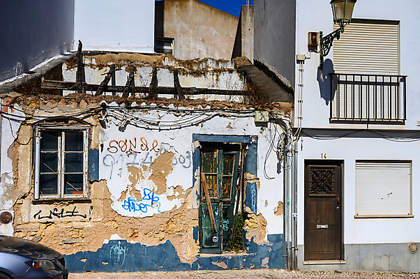 포토 JPG 해외이미지 유럽 길 벽 건축양식 창문 지붕 거리 주택 사람없음 건물 목재 가로 파란색 교회 문 마을 발코니 흰색 램프 도시 지중해 버리기 깨짐 무인 옛날 파멸 해외포토 나무 건축물 건축 나라 바다 컬러 컨셉 재료 종교건축 모션 조명 파일형식 소멸 이미지허브