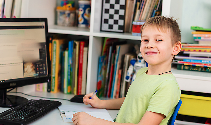 포토 JPG 해외이미지 백인 1 학생 라이프스타일 응시 교육 어린이 남학생 인터넷 통신 교실 학교 탁자 수업 거리 주택 실내 한명 사람 앉기 소년 노트북 학습 스터디 컴퓨터 디지털 공책 웹 작업 연결 스마트 책상 신학기 멀리 온라인 동영상 가정교사 온라인강의 해외포토 서양인 시선 남자 가구 컨셉 모션 문구용품 내부 건물 생활 전자제품 교사 강의 파일형식 언택트 이미지허브