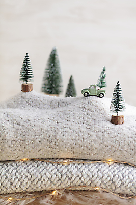 포토 JPG 해외이미지 자동차 사람없음 아웃포커스 크리스마스트리 미니어처 스웨터 니트 미니트리 해외포토 육상교통 상의 크리스마스 촬영기법 모형 파일형식 이미지허브