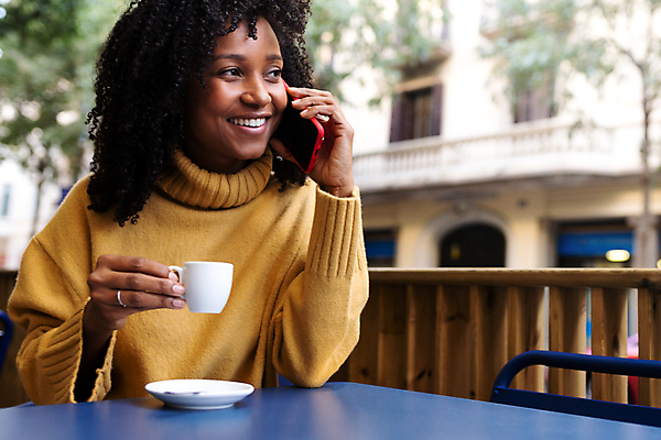 포토 JPG 해외이미지 주간 1 라이프스타일 여자 행복 커피 음료 휴식 대화 한명 미소 사람 앉기 야외 스마트폰 노란색 카페 기쁨 잡기 도시 바 자신감 연결 커피잔 스웨터 고객 부름 카페테리아 에스프레소 소통 카피스페이스 해외포토 자연요소 감정 컬러 컨셉 상의 모션 잔 표정 말하기 생활 핸드폰 스마트기기 상점 공백 파일형식 이미지허브