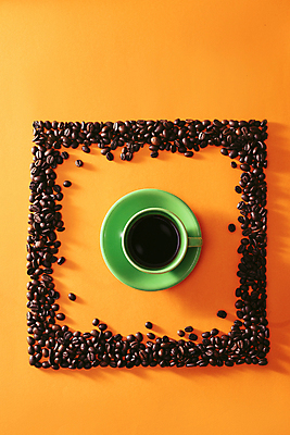 포토 JPG 해외이미지 커피 티타임 실내 그림자 사람없음 하이앵글 원두 정사각형 주황색배경 해외포토 도형 음료 뷰포인트 백그라운드 휴식 내부 주황색 파일형식 이미지허브