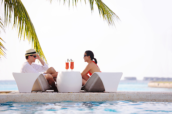 포토 JPG 해외이미지 커플 여자 남자 수영복 음료 탁자 휴식 잔 수영장 빨대 상반신 성인 두명 옆모습 선글라스 수영 선베드 성인만 해외포토 식기 옷 안경 뷰포인트 가구 컨셉 의자 관계 사람 수상스포츠 파일형식 이미지허브