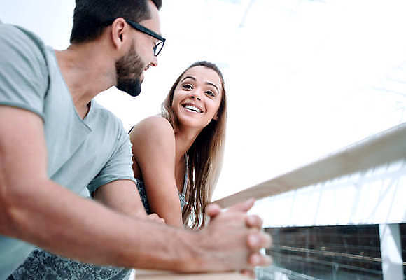 포토 JPG 해외이미지 백인 라이프스타일 여자 남자 행복 가족 호텔 남편 휴가 휴식 함께함 서기 미소 상반신 성인 두명 옆모습 마주보기 신혼여행 발코니 아내 성인만 해외포토 서양인 감정 뷰포인트 결혼 컨셉 관계 모션 숙소 표정 사람 생활 파일형식 이미지허브