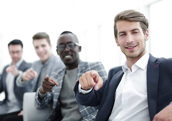 포토 JPG 해외이미지 서양인 남자 협력 미소 정장 여러명 상반신 성인 아웃포커스 가리킴 비즈니스맨 동료 성인남자만 성인만 해외포토 외국인 옷 다수 비즈니스 관계 촬영기법 표정 사람 손짓 직장인 남자만 파일형식 이미지허브