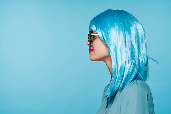 포토 JPG 해외이미지 여자 하늘색 한명 상반신 성인 옆모습 선글라스 가발 성인여자한명만 힙스터 해외포토 1 패션 안경 뷰포인트 사람 파란색 여자한명만 성인여자만 파일형식 이미지허브